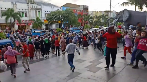 هلع وفزع مواطنين بالشوارع وتلاوات للقرآن بعد زلزال قوي في إندونيسيا صورة رقم 2