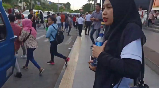 هلع وفزع مواطنين بالشوارع وتلاوات للقرآن بعد زلزال قوي في إندونيسيا صورة رقم 3