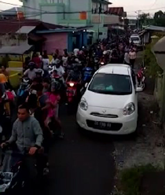 هلع وفزع مواطنين بالشوارع وتلاوات للقرآن بعد زلزال قوي في إندونيسيا صورة رقم 8