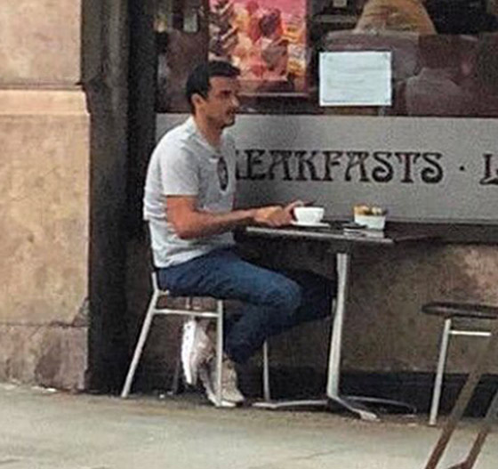 بالصور: أمير قطر جالسا لوحده في مقهى في أحد شوارع لندن صورة رقم 10