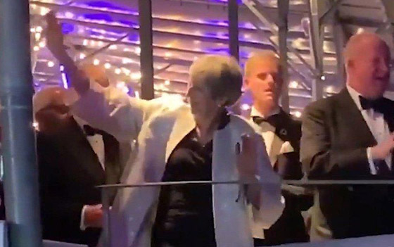 بالفيديو: رئيسة الوزراء البريطانية تيريزا ماي ترقص في مهرجان صورة رقم 5