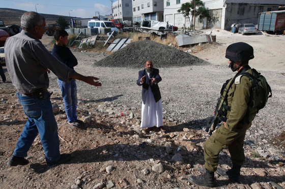 حواجز الاحتلال الإسرائيلي في الضفة تكلف الفلسطينيين الملايين صورة رقم 6