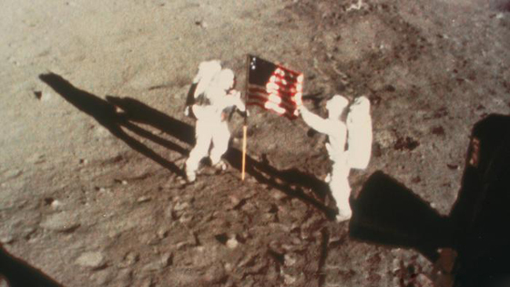 في الذكرى الـ 50.. الخطوات الأولى للإنسان على سطح القمر صورة رقم 6