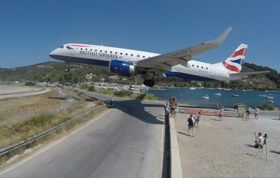 بالفيديو والصور: هبوط خطير لطائرة قرب رؤوس السائحين صورة رقم 2