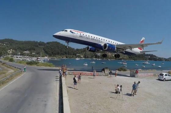 بالفيديو والصور: هبوط خطير لطائرة قرب رؤوس السائحين صورة رقم 4