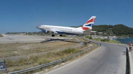 بالفيديو والصور: هبوط خطير لطائرة قرب رؤوس السائحين صورة رقم 5