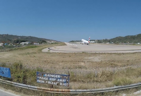 بالفيديو والصور: هبوط خطير لطائرة قرب رؤوس السائحين صورة رقم 8