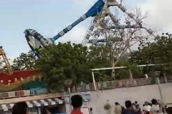 فيديو صادم: مصرع وإصابة العشرات بعد انقسام لعبة في متنزه بالهند صورة رقم 3