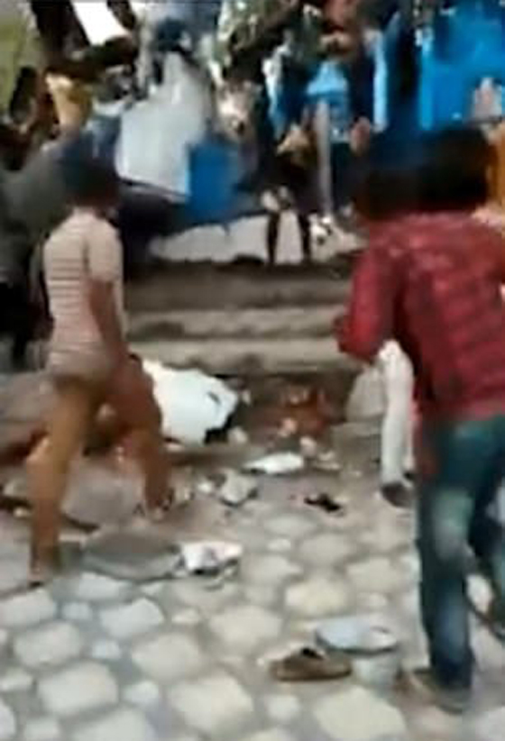 فيديو صادم: مصرع وإصابة العشرات بعد انقسام لعبة في متنزه بالهند صورة رقم 4