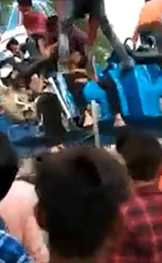 فيديو صادم: مصرع وإصابة العشرات بعد انقسام لعبة في متنزه بالهند صورة رقم 5