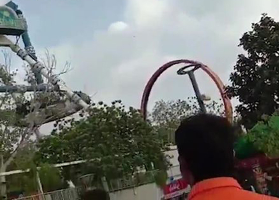 فيديو صادم: مصرع وإصابة العشرات بعد انقسام لعبة في متنزه بالهند صورة رقم 9