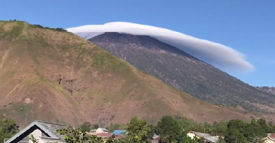 فيديو مذهل: غيوم تشكل قبعة فوق بركان بإندونيسيا  صورة رقم 2