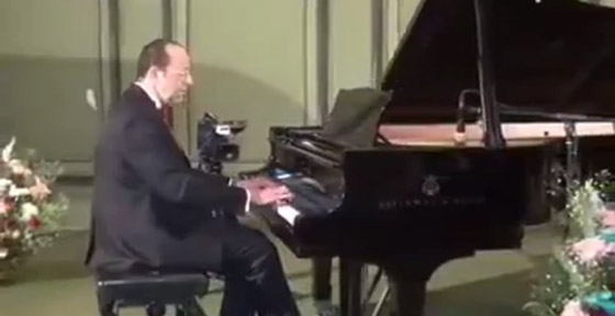 بالفيديو: واقعة مستفزة لعازف يجلس على أغلى بيانو في مصر  صورة رقم 2