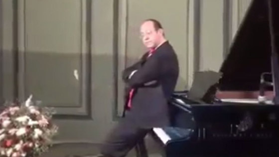 بالفيديو: واقعة مستفزة لعازف يجلس على أغلى بيانو في مصر  صورة رقم 3