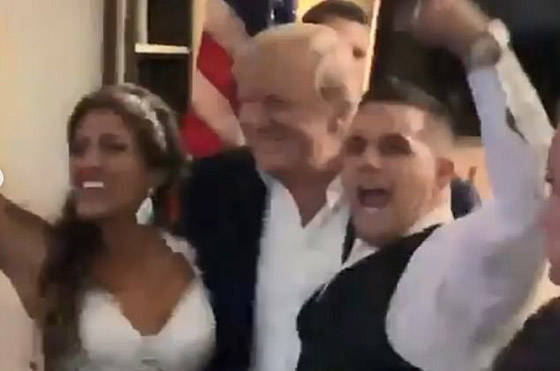 دونالد ترامب يفاجئ عروسين بحضور حفل زفافهما صورة رقم 2