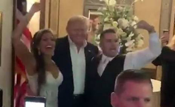 دونالد ترامب يفاجئ عروسين بحضور حفل زفافهما صورة رقم 10