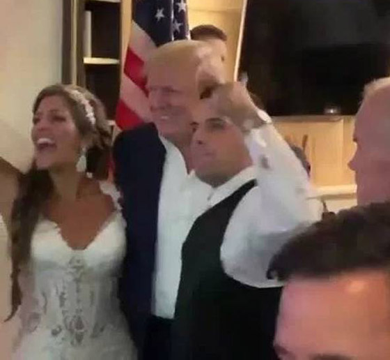 دونالد ترامب يفاجئ عروسين بحضور حفل زفافهما صورة رقم 11