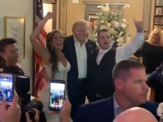 دونالد ترامب يفاجئ عروسين بحضور حفل زفافهما صورة رقم 1