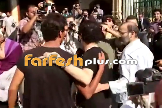 بالفيديو والصور: ماذا فعل أحمد حلمي مع معجبيه في جنازة والدة يسرا؟! صورة رقم 4