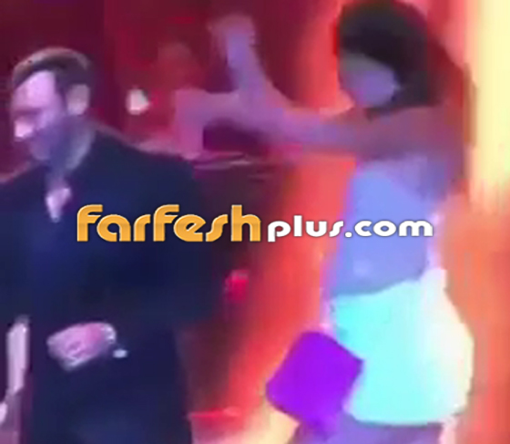 بالفيدير معجبة تقتحم مسرح كاظم الساهر.. ماذا فعل معها؟ صورة رقم 10 بالفيدير معجبة تقتحم مسرح كاظم الساهر.. ماذا فعل معها؟ صورة رقم 10