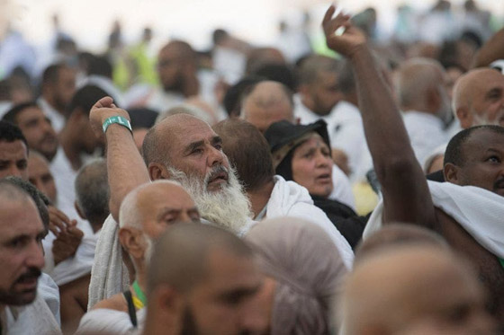 الحجاج يرمون الجمرات في مشعر منى في أول أيام عيد الأضحى المبارك صورة رقم 9