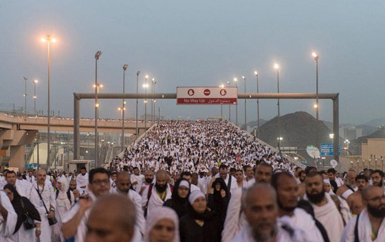 الحجاج يرمون الجمرات في مشعر منى في أول أيام عيد الأضحى المبارك صورة رقم 13