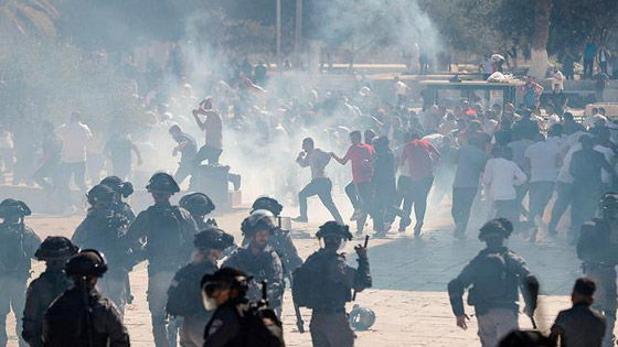 قوات الاحتلال تقتحم المسجد الأقصى وتهاجم المصلين بعد صلاة العيد صورة رقم 10