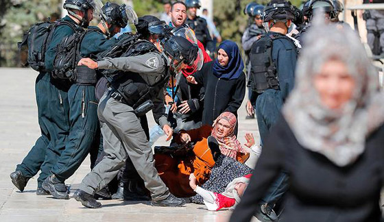 قوات الاحتلال تقتحم المسجد الأقصى وتهاجم المصلين بعد صلاة العيد صورة رقم 11