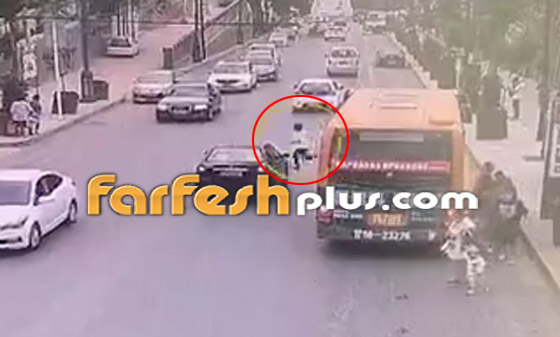 صبي متهور يتعرض لحادث دهس مروع أثناء محاولته عبور الشارع! فيديو صورة رقم 1