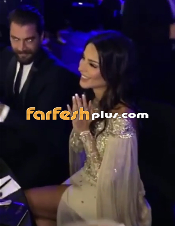 بالفيديو: تعثر نادين نجيم أثناء تكريمها كأفضل ممثلة عربية في مهرجان الفضائيات صورة رقم 3