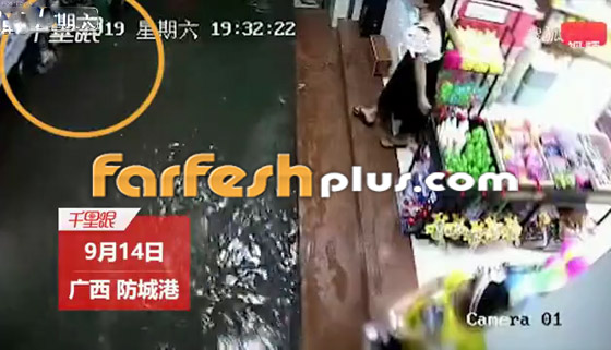 بالفيديو: مصرع امرأة تعرضت لصعقة كهربائية أثناء سيرها في المياه صورة رقم 1