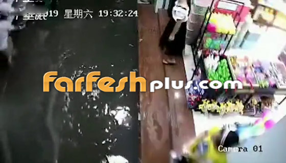 بالفيديو: مصرع امرأة تعرضت لصعقة كهربائية أثناء سيرها في المياه صورة رقم 2