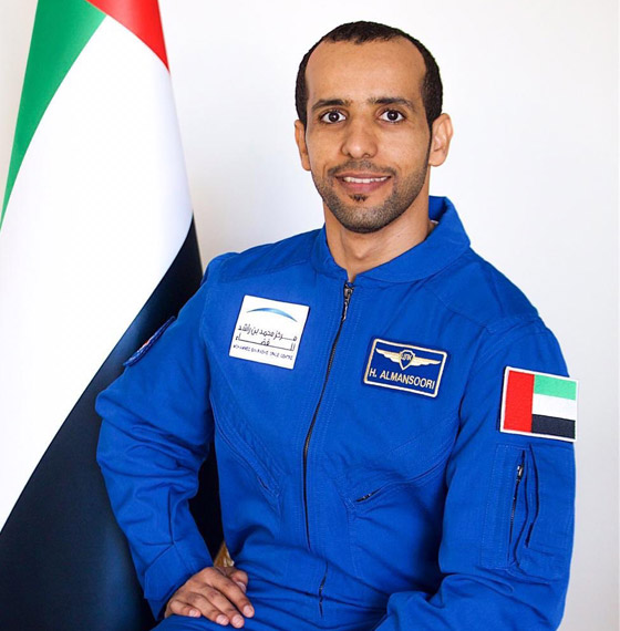 اللحظات الأولى لوصول رائد الفضاء الإماراتي هزاع المنصوري إلى الأرض صورة رقم 18