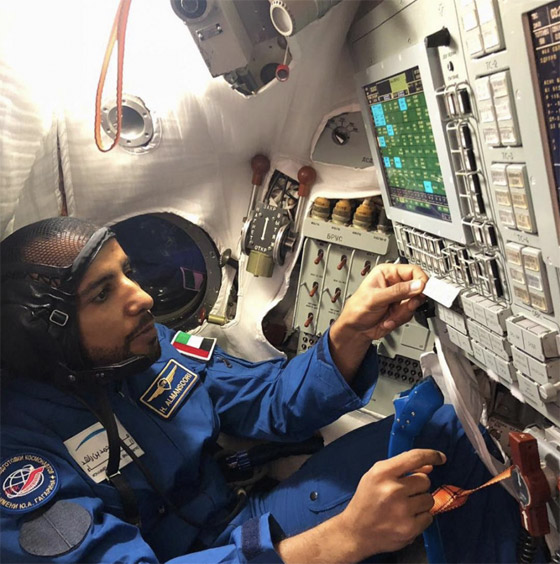 اللحظات الأولى لوصول رائد الفضاء الإماراتي هزاع المنصوري إلى الأرض صورة رقم 19
