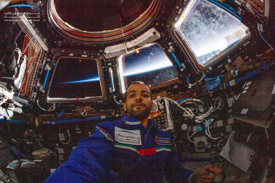 اللحظات الأولى لوصول رائد الفضاء الإماراتي هزاع المنصوري إلى الأرض صورة رقم 8