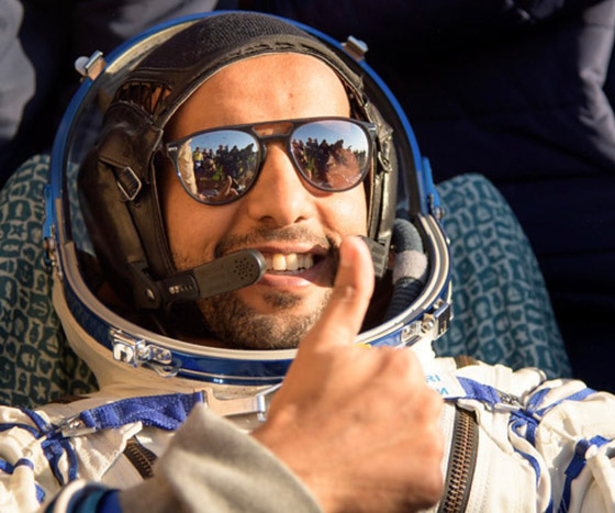 اللحظات الأولى لوصول رائد الفضاء الإماراتي هزاع المنصوري إلى الأرض صورة رقم 1