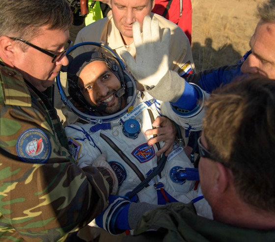 اللحظات الأولى لوصول رائد الفضاء الإماراتي هزاع المنصوري إلى الأرض صورة رقم 3