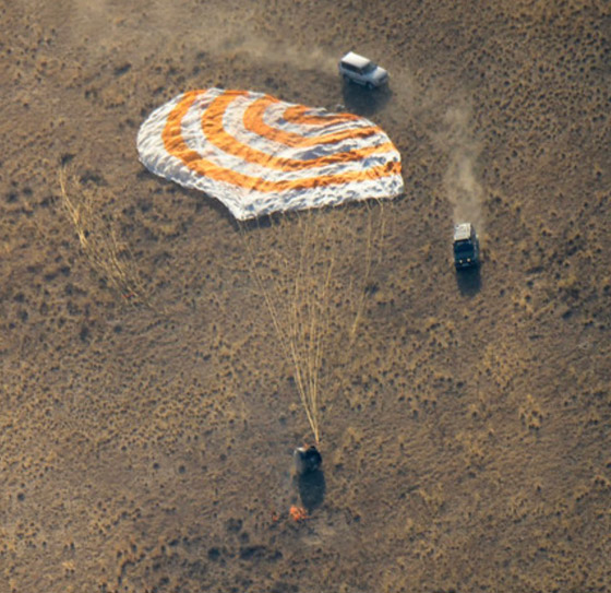 اللحظات الأولى لوصول رائد الفضاء الإماراتي هزاع المنصوري إلى الأرض صورة رقم 12