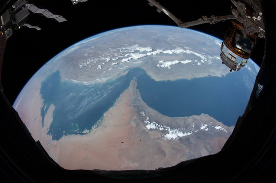 اللحظات الأولى لوصول رائد الفضاء الإماراتي هزاع المنصوري إلى الأرض صورة رقم 4