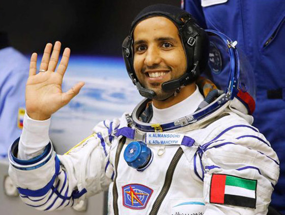 اللحظات الأولى لوصول رائد الفضاء الإماراتي هزاع المنصوري إلى الأرض صورة رقم 20