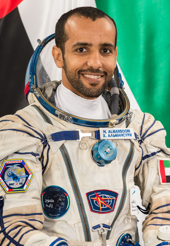 اللحظات الأولى لوصول رائد الفضاء الإماراتي هزاع المنصوري إلى الأرض صورة رقم 7