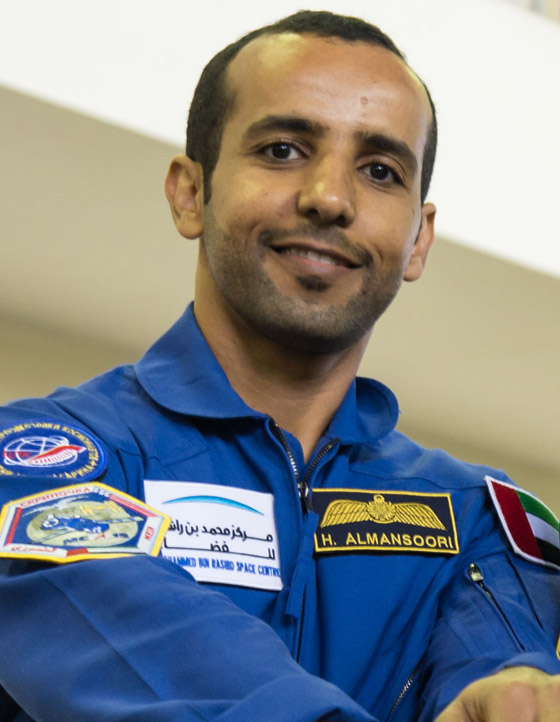 اللحظات الأولى لوصول رائد الفضاء الإماراتي هزاع المنصوري إلى الأرض صورة رقم 23