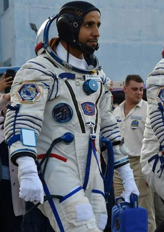 اللحظات الأولى لوصول رائد الفضاء الإماراتي هزاع المنصوري إلى الأرض صورة رقم 16