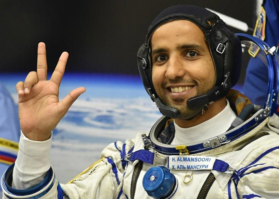 اللحظات الأولى لوصول رائد الفضاء الإماراتي هزاع المنصوري إلى الأرض صورة رقم 17