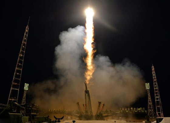 اللحظات الأولى لوصول رائد الفضاء الإماراتي هزاع المنصوري إلى الأرض صورة رقم 24