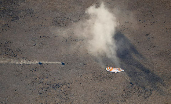 اللحظات الأولى لوصول رائد الفضاء الإماراتي هزاع المنصوري إلى الأرض صورة رقم 13