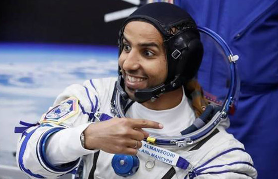 اللحظات الأولى لوصول رائد الفضاء الإماراتي هزاع المنصوري إلى الأرض صورة رقم 26