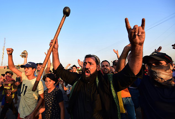 ضحايا احتجاجات العراق يتجاوزون الستين.. القناصة يستهدفون المتظاهرين، ومَطالب بإقالة الحكومة وحلّ البرلمان صورة رقم 15