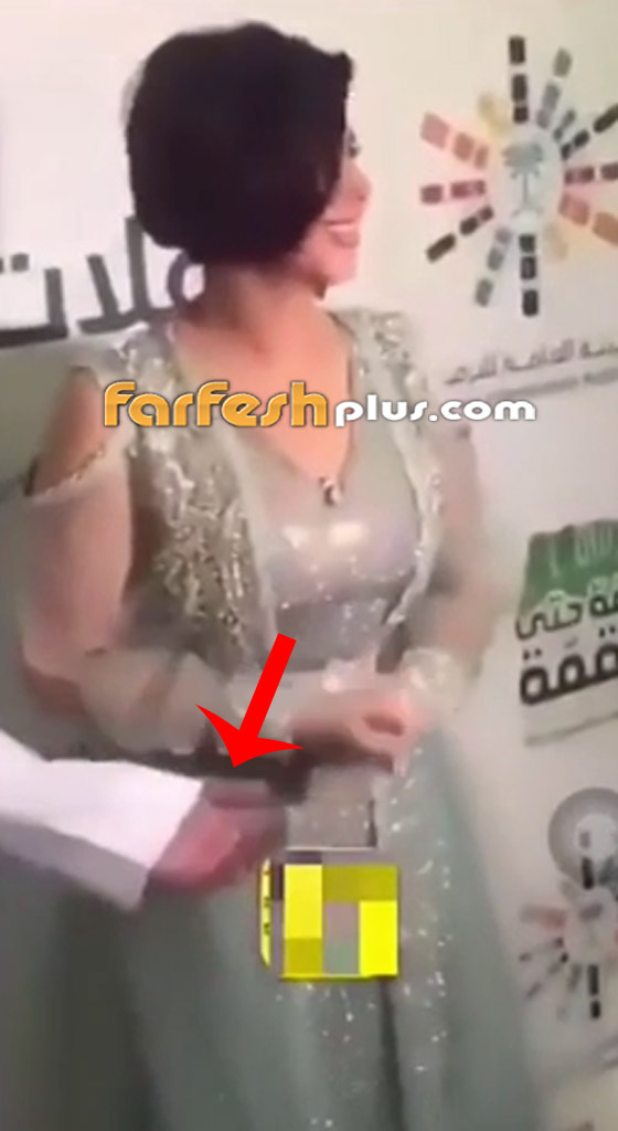 فيديو: رجل يمسك بيد شمس الكويتية ويُربكها.. إليكم ما حدث..! صورة رقم 2 فيديو: رجل يمسك بيد شمس الكويتية ويُربكها.. إليكم ما حدث..! صورة رقم 2