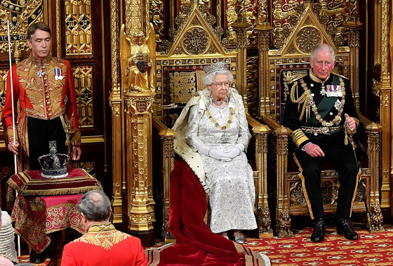 الملكة إليزابيث تخرق العادات الملكية.. تخلّت عن التاج الملكي! لماذا؟ صورة رقم 7